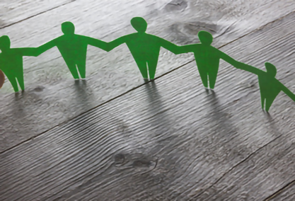 Menschenkette aus Papier